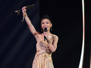 组图：艾怡良勇夺金曲奖歌后 《好声音》曾被那英淘汰