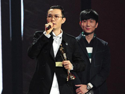 组图：错过五次！方大同终夺金曲奖歌王 林俊杰为其颁奖