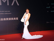 组图：艾怡良性感亮相金曲奖 圣洁白衣背后有心机