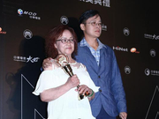 组图：张雨生获特别贡献奖由老母亲代领 全场起立致敬