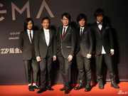 组图：五月天亮相金曲奖红毯 集体穿黑衣酷帅又拉风