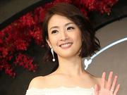 组图：人妻林依晨出席安以轩婚宴 笑容甜美长腿隐现