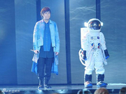 组图：五月天金曲奖燃情献唱 科技梦幻未来感十足