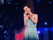 组图：彭佳慧金曲奖温情献唱 激动回顾封后之路