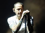 林肯主唱生前最后演出画面曝光 曾与粉丝十指紧扣