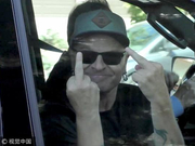 组图：林肯公园主唱自杀身亡 成员约瑟夫比中指表达悲伤之情