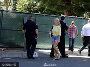 组图：林肯公园主唱自杀身亡 警察媒体现身自杀住宅外等候