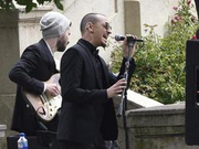 林肯主唱生前难忘亡友康奈尔 曾在其葬礼上献唱