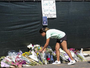 组图：林肯公园主唱自杀身亡 歌迷在其住宅外献花悼念