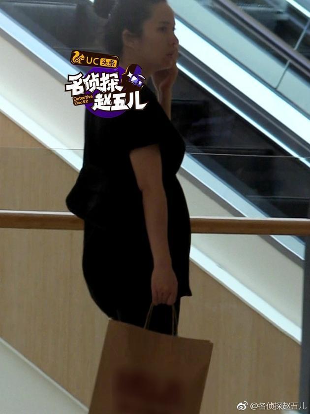 5月份就有网友目击靳东老婆李佳挺着大肚子逛街