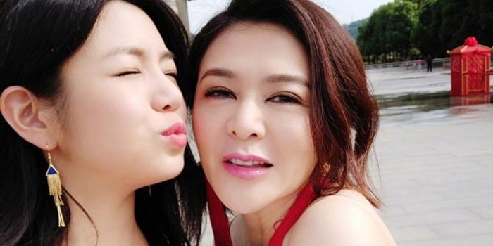 十三姨关之琳简介 w700h350z1l10t1042a.jpg