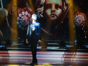 组图：迪玛希带来中文版《拿不走的记忆》 深情演唱声线撩人