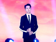 组图：许魏洲新歌榜献唱《忘了我吧》 神情投入