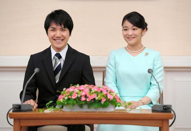 记者见面会上的秋筱宫长女真子公主(右)与小室圭