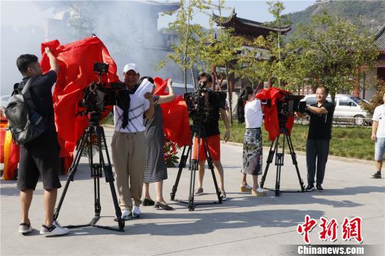 开机仪式现场揭红布仪式。 张勇 摄