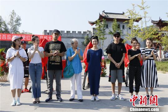 《知否知否应是绿肥红瘦》剧中部分演员合影。 张勇 摄