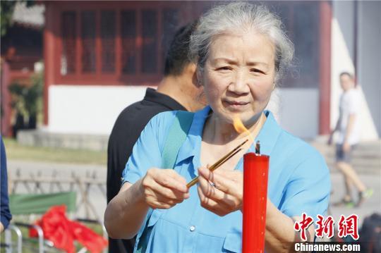演员曹翠芬正在上香祈福。 张勇 摄
