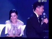 李晨连唱两首情歌告白 范冰冰用手捂脸超害羞