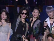 章子怡参加完慈善夜就去追汪峰 还拉上了刘嘉玲