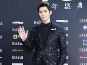 组图：陈学冬帅气亮相明星慈善夜 整片星空穿上身