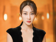 组图：林鹏爱心助力芭莎慈善 “双屏”亮相展多面个性