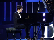 组图：李云迪亮相芭莎慈善夜 携手邓超为爱献歌