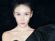 组图：张蓝心暖心助阵慈善盛典 热裤长裙酷劲十足