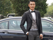 组图：胡兵亮相芭莎慈善夜造型获赞 “高低杠”组合引调侃