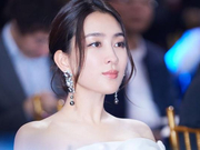 组图：马苏惊艳亮相芭莎慈善夜 以歌助阵让爱延续