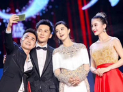 组图：芭莎慈善夜李晨献唱范冰冰现场撒粮 顾佳斌重金力挺