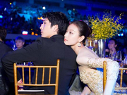 组图：恩爱养眼！井柏然倪妮首次公开同框捐赠救护车队