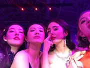 时代姐妹花牵手唱《时间煮雨》 搞怪照展私下情谊