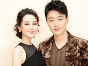 组图：佟大为关悦亮相芭莎慈善夜 夫妻甜蜜合唱做公益