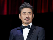 组图：吴秀波亮相芭莎慈善夜 吴队长气场全开助力慈善