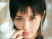 组图：王子文曳地黑裙小露香肩捐车队 欢乐颂“五美”献唱