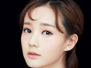 组图：李一桐助力慈善芭莎夜 清新甜美似仙女