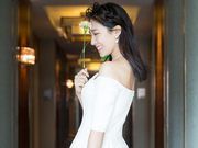 组图：菅纫姿亮相芭莎慈善夜 素雅白裙尽显高贵气质