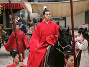 组图：《醉玲珑》陈伟霆大婚 骏马红衫意气风发