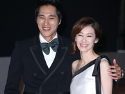 组图：蓝正龙携娇妻现身 恩爱互搂十足夫妻相