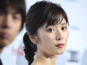 组图：松冈茉优条纹衬衣搭配吊带裙 童颜清纯可人