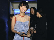 组图：《海边的生与死》满岛光蘑菇头蓝裙清新俏丽