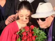 组图：大林宣彦搂常盘贵子热聊 常盘红裙深V魅力不减