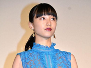 组图：山田爱奈天蓝色蕾丝裙清新 尖头高跟鞋乖巧淑女