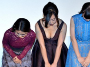 组图：太抢镜！女优纱仓真奈俯身大秀事业线