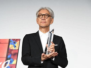 组图：坂本龙一获东京电影节“武士奖”喜笑颜开