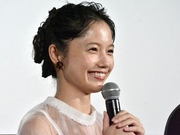 组图：宫崎葵薄纱泡泡袖甜美 笑容灿烂少女感依旧