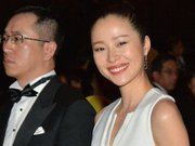 组图：东京电影节江一燕秀深V 拥抱段奕宏开心比赞