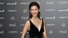 陈佩琪穿黑色深v纱裙大秀美腿