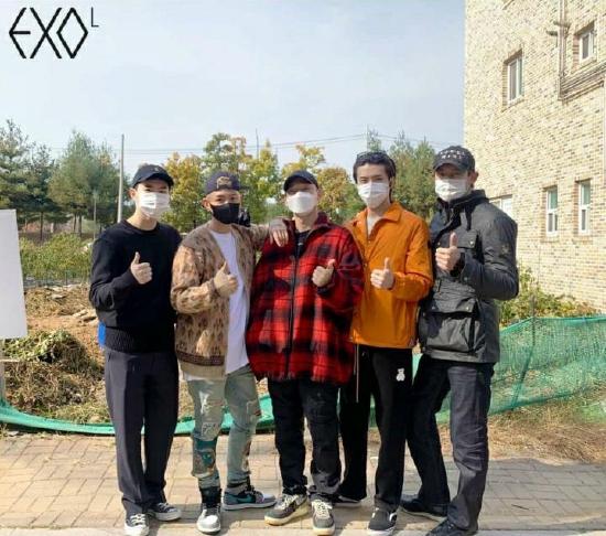 金钟大(中)入伍时EXO成员送别