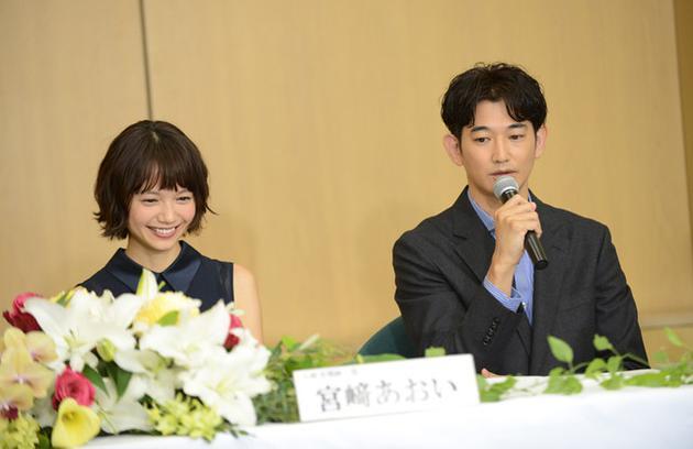 左起宫崎葵、瑛太